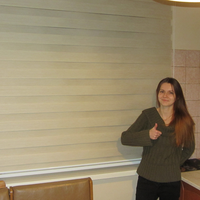 Клиентка Инна на фоне рольшторы день-ночь для кухни